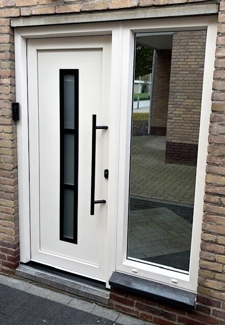 Complete bovenverdieping voorzien van nieuwe Kozijnen en voordeur Herkenbosch