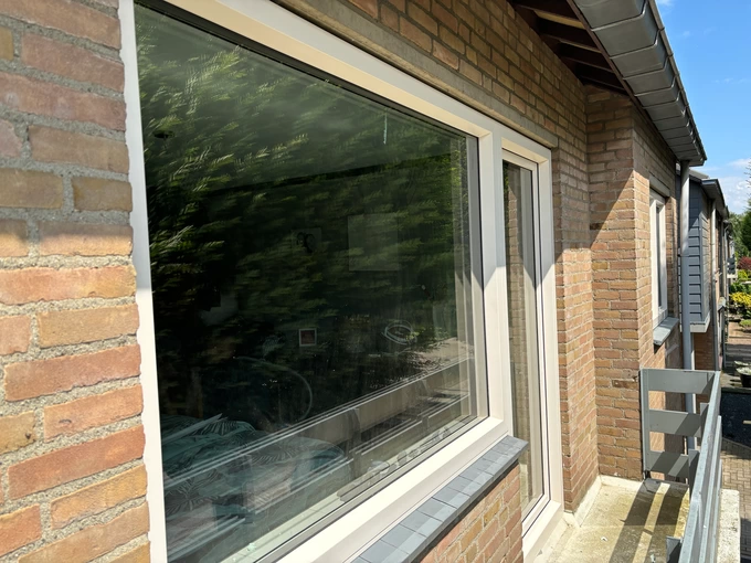 Complete bovenverdieping voorzien van nieuwe Kozijnen en voordeur Herkenbosch