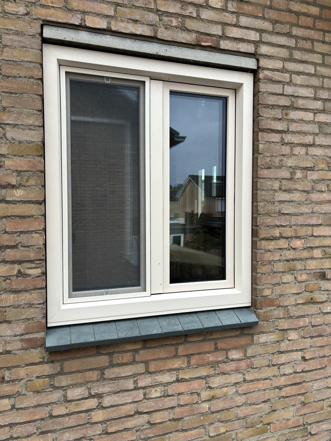 Complete bovenverdieping voorzien van nieuwe Kozijnen en voordeur Herkenbosch