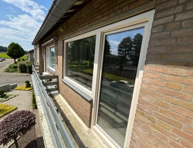 Complete bovenverdieping voorzien van nieuwe Kozijnen en voordeur Herkenbosch