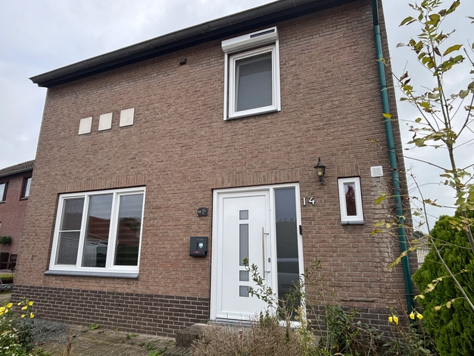 Complete woning voorzien van nieuwe kozijnen en rolluik Nuth