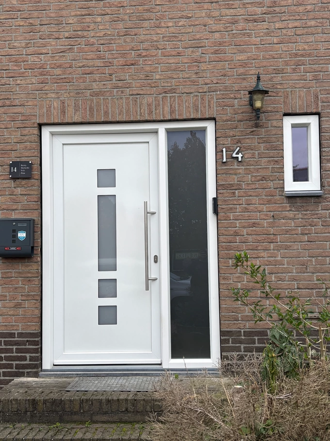 Complete woning voorzien van nieuwe kozijnen en rolluik Nuth