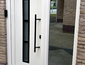 Complete bovenverdieping voorzien van nieuwe Kozijnen en voordeur Herkenbosch